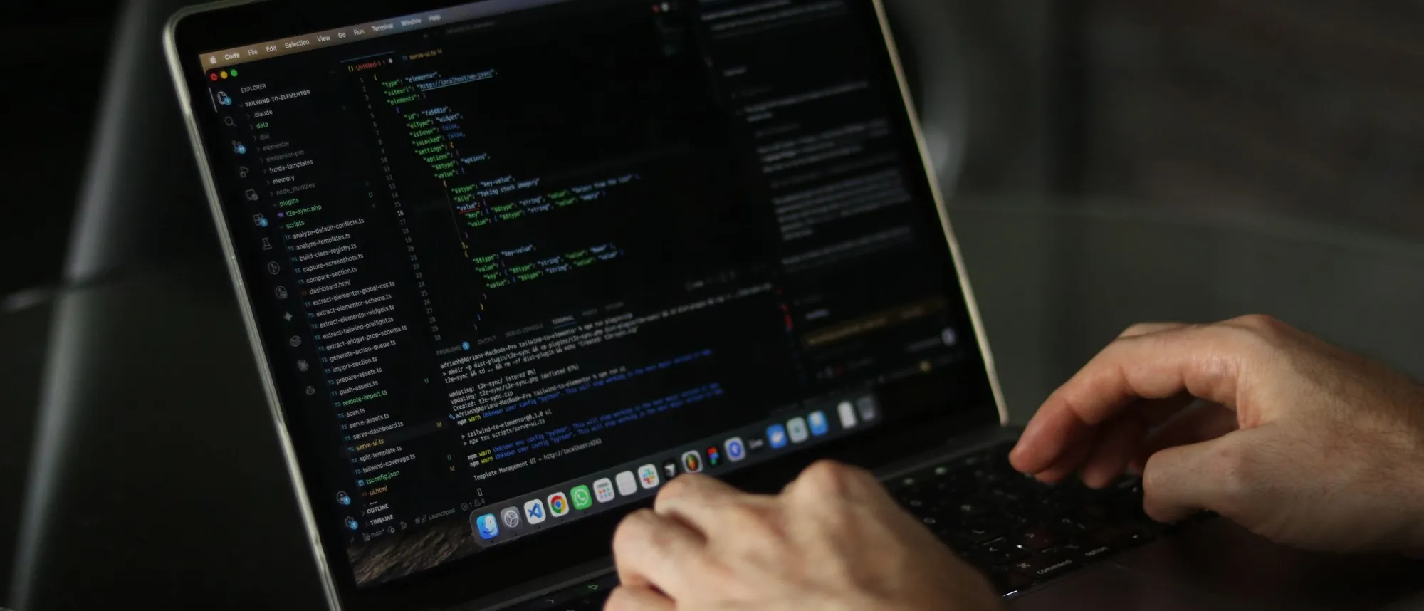Manos escribiendo código en el teclado de un portátil